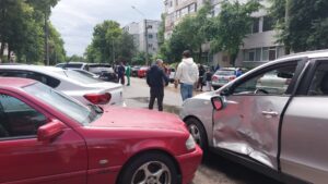 Accident de circulație cu șase mașini implicate pe strada Octav Doicescu