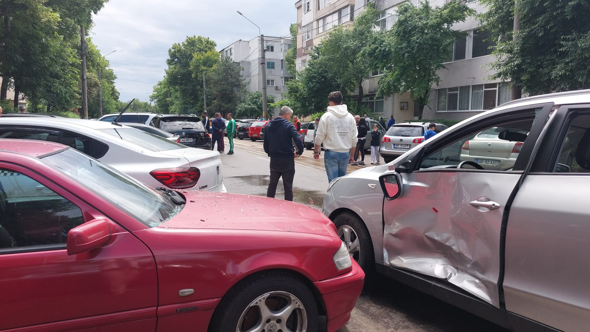Accident de circulație cu șase mașini implicate pe strada Octav Doicescu