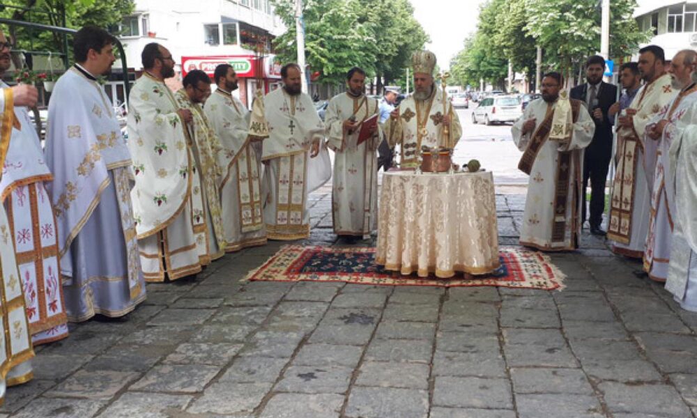 Revărsare de lumină şi har peste Biserica «Sfinţii Împăraţi Constantin şi Elena»