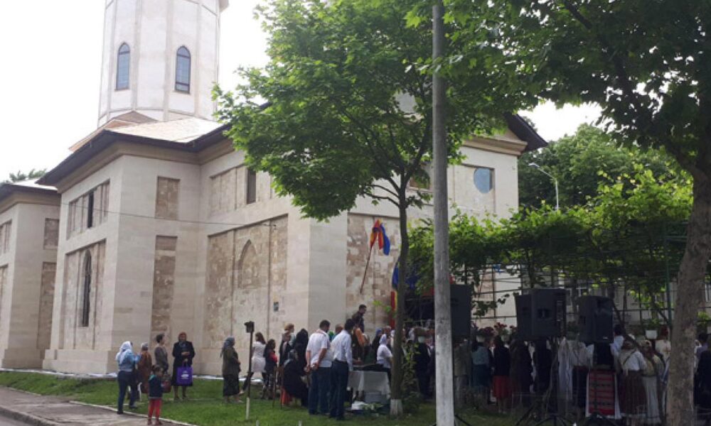 Revărsare de lumină şi har peste Biserica «Sfinţii Împăraţi Constantin şi Elena»