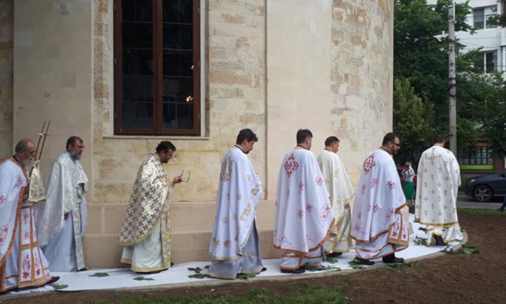 Revărsare de lumină şi har peste Biserica «Sfinţii Împăraţi Constantin şi Elena»