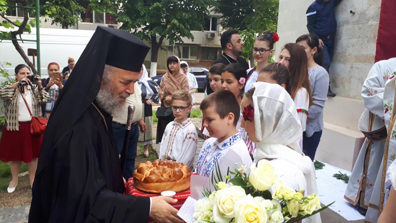 Revărsare de lumină şi har peste Biserica «Sfinţii Împăraţi Constantin şi Elena»