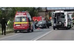 Accident cu trei mașini la intrare în Lacu Sărat. O tânără a ajuns la spital