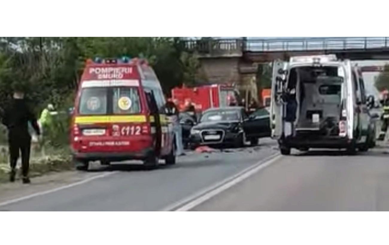 Accident cu trei mașini la intrare în Lacu Sărat. O tânără a ajuns la spital