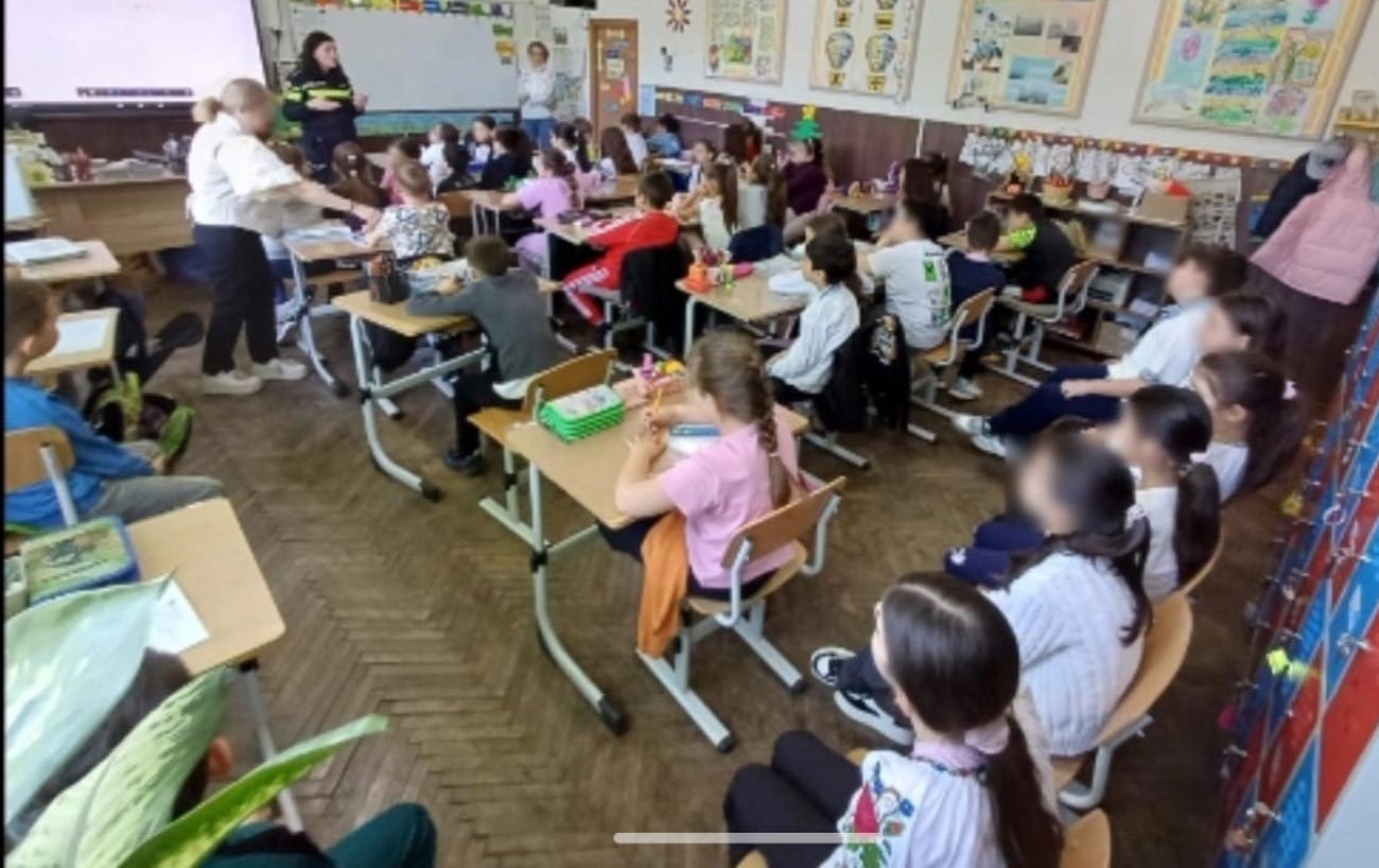Polițiștii, alături de elevi pentru prevenirea pericolelor