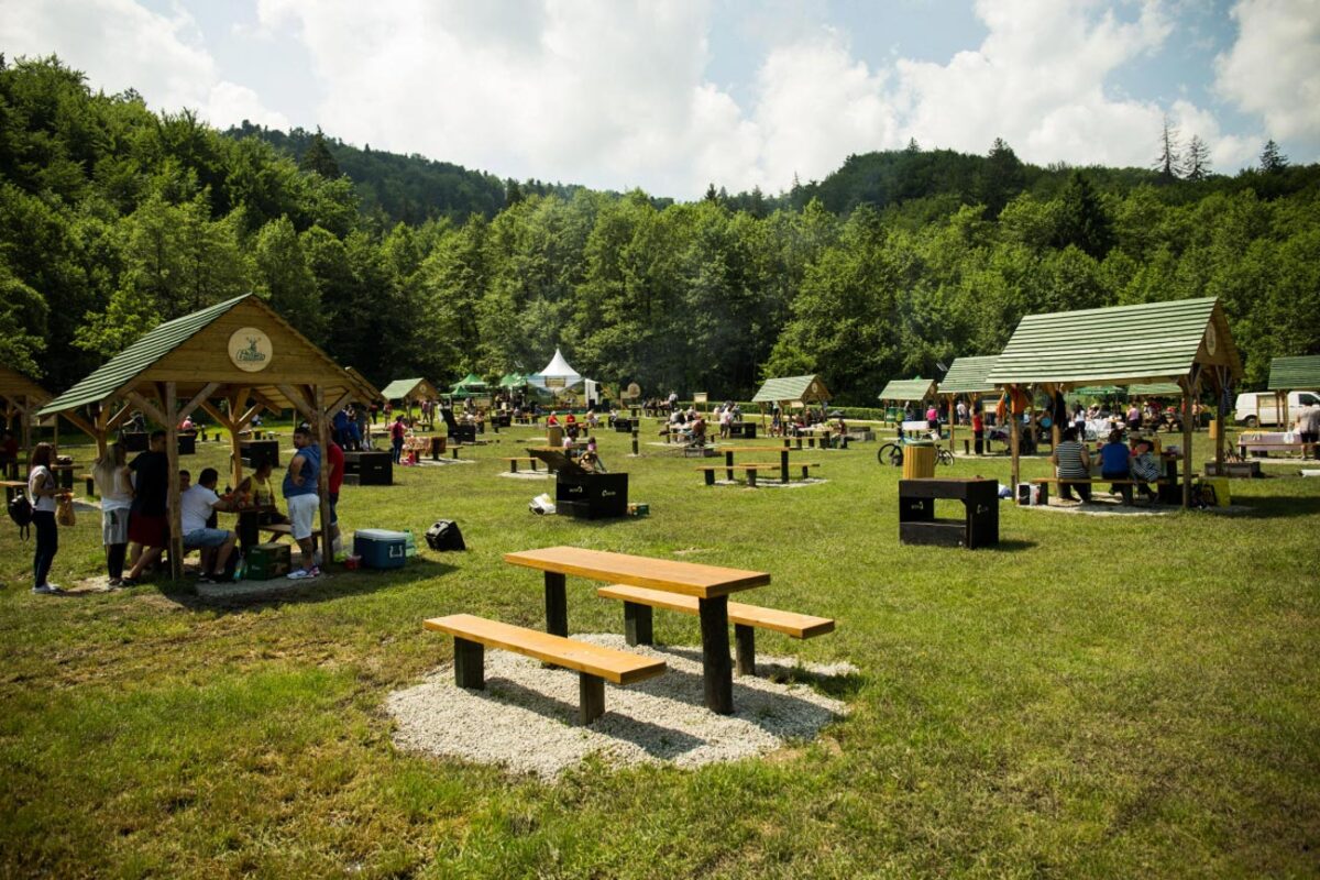 Loc de picnic amenajat în stațiunea Lacu Sărat