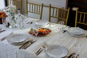 „Taxa zgârcitului” provoacă nemulțumiri în restaurantele din Austria. Cât plătesc turiștii în plus pentru o farfurie goală la masă