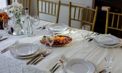 „Taxa zgârcitului” provoacă nemulțumiri în restaurantele din Austria. Cât plătesc turiștii în plus pentru o farfurie goală la masă