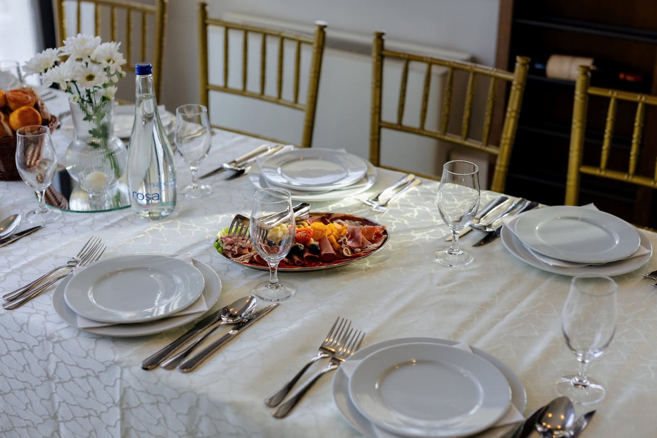„Taxa zgârcitului” provoacă nemulțumiri în restaurantele din Austria. Cât plătesc turiștii în plus pentru o farfurie goală la masă