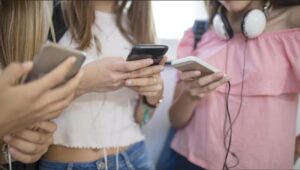 Telefoanele mobile ar putea fi interzise și în pauze, potrivit unui proiect de modificare a legii educației