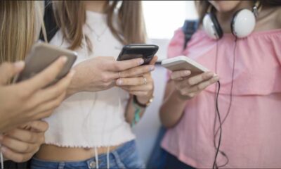 Telefoanele mobile ar putea fi interzise și în pauze, potrivit unui proiect de modificare a legii educației