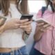 Telefoanele mobile ar putea fi interzise și în pauze, potrivit unui proiect de modificare a legii educației
