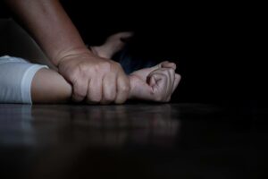 Al șaselea violator al minorei de 14 ani din Ulmu a fost prins și plasat sub control judiciar