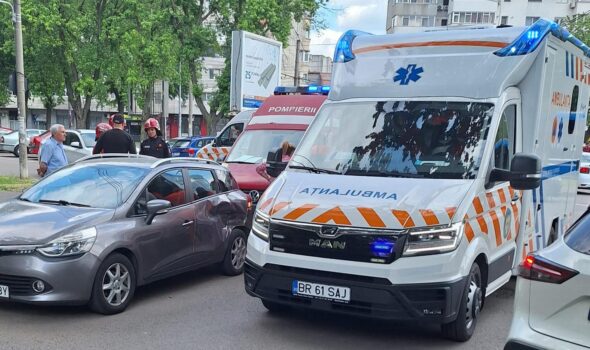 UPDATE Accident în Bariera Călărașilor. O mașină în care se aflau mai mulți copii a fost acroșată de un tramvai
