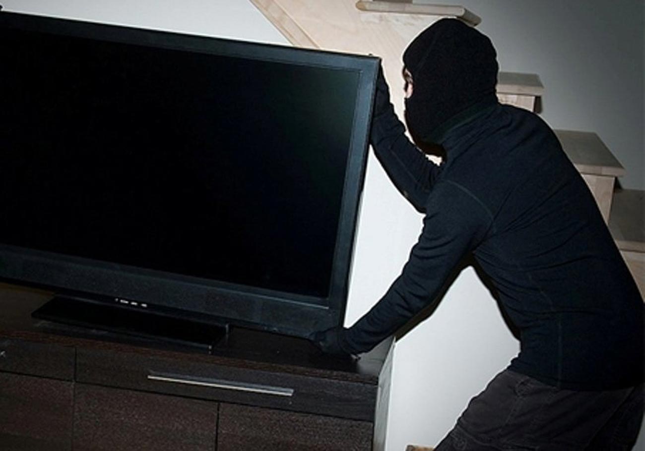 Individ specializat în furturi, în fața instanței. A furat două televizoare, mai multe telefoane mobile și un laptop