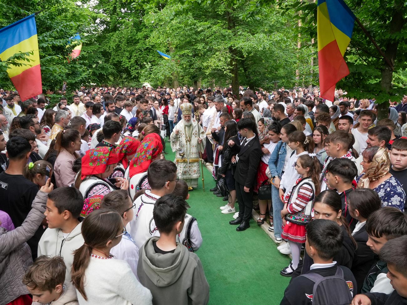 1.500 de tineri din Brăila și Galați la hramul Mănăstirii Buciumeni