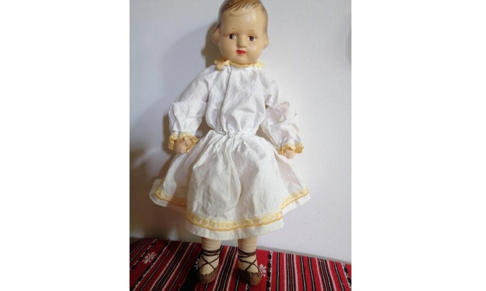 Păpuși Arădeanca, fabricate în anii 1960–1965, realizate prin tehnica papier-mâché, piese originale din patrimoniul colecției Claudia și Eugen Chiriță