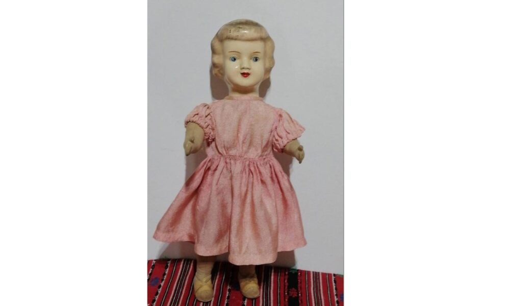 Păpuși Arădeanca, fabricate în anii 1960–1965, realizate prin tehnica papier-mâché, piese originale din patrimoniul colecției Claudia și Eugen Chiriță