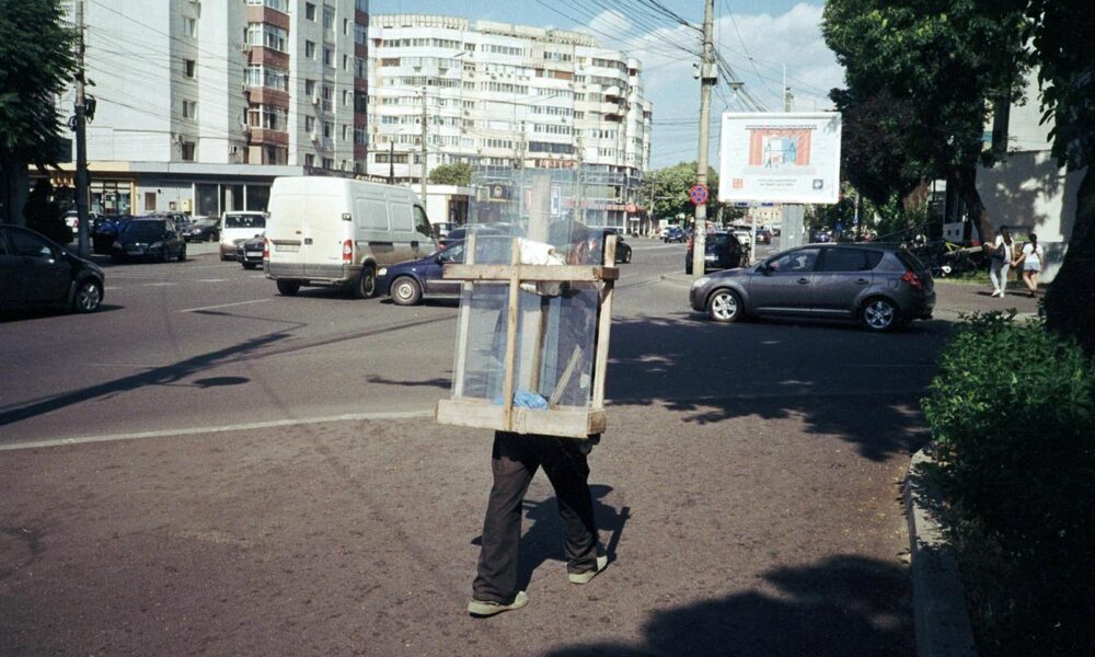 • îl cheamă Nicolae Potra, este clujean și spune că, de aproape 60 de ani, vine la Brăila, câte 2 -3 luni, ca să vândă și să monteze geamuri • acum afacerea nu mai merge nici pe departe ca pe vremuri, din cauză de... termopane, dar bătrânul geamgiu ajuns la vârsta de 74 de ani încă nu e pregătit să renunțe