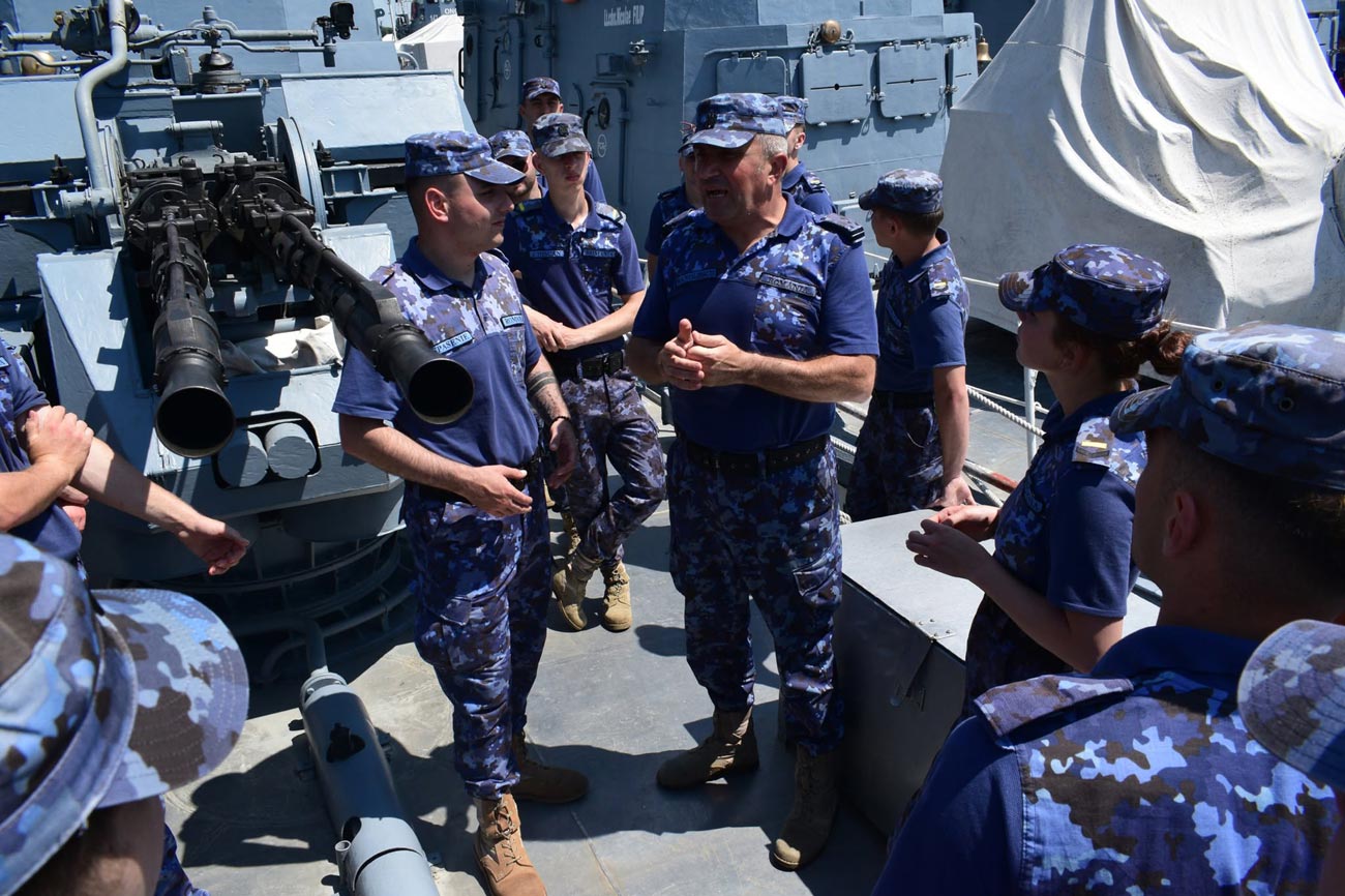 Elevii Școlii Militare de Maiștri Militari, documentare în Portul MilitarBrăila