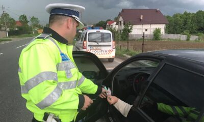 Trei persoane, doi bărbați și o femeie, s-au urcat la volan fără permis sau cu permisul suspendat. Sunt acum la mâna judecătorilor