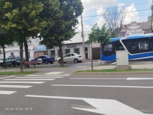 Accident rutier între un autobuz și un autoturism. Un copil de 3 ani, pasager în autobuz, a ajuns la spital