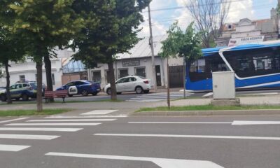 Accident rutier între un autobuz și un autoturism. Un copil de 3 ani, pasager în autobuz, a ajuns la spital