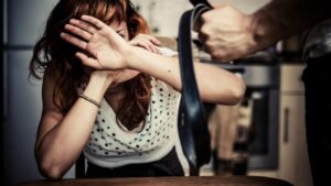 Individul care și-a amenințat și agresat concubina, în orașul Ianca, a cerut arest la domiciliu. Nu a scăpat din spatele gratiilor