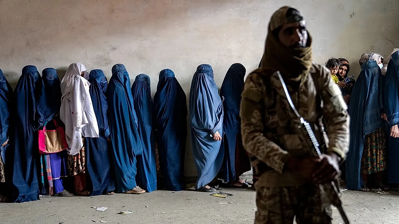 Femei reținute în Afganistan pentru încălcarea codului vestimentar