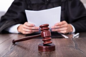 ”Smardoi” trimis în judecată. Are la activ numeroase bătăi, amenințări și distrugeri
