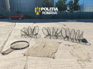 Percheziții la Tichilești: unelte de pescuit interzise și țigări netimbrate, descoperite de polițiști