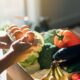 Plafonarea adaosului comercial la alimentele de bază ar putea fi prelungită până la sfârșitul anului 2026. Lista produselor vizate
