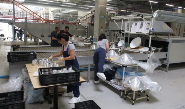 Inspecția muncii, în control la „Glorious Lighting” Brăila după ce angajații s-au plâns de condițiile insuportabile din zilele caniculare