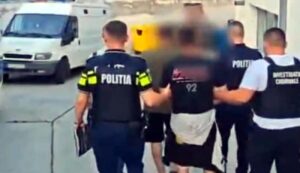 Doi bărbați din Făurei, arestați preventiv după ce ar fi bătut și amenințat un bărbat pe stradă