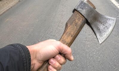 Trimis în judecată după ce și-a lovit vecinul cu toporul în cap