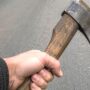 Trimis în judecată după ce și-a lovit vecinul cu toporul în cap