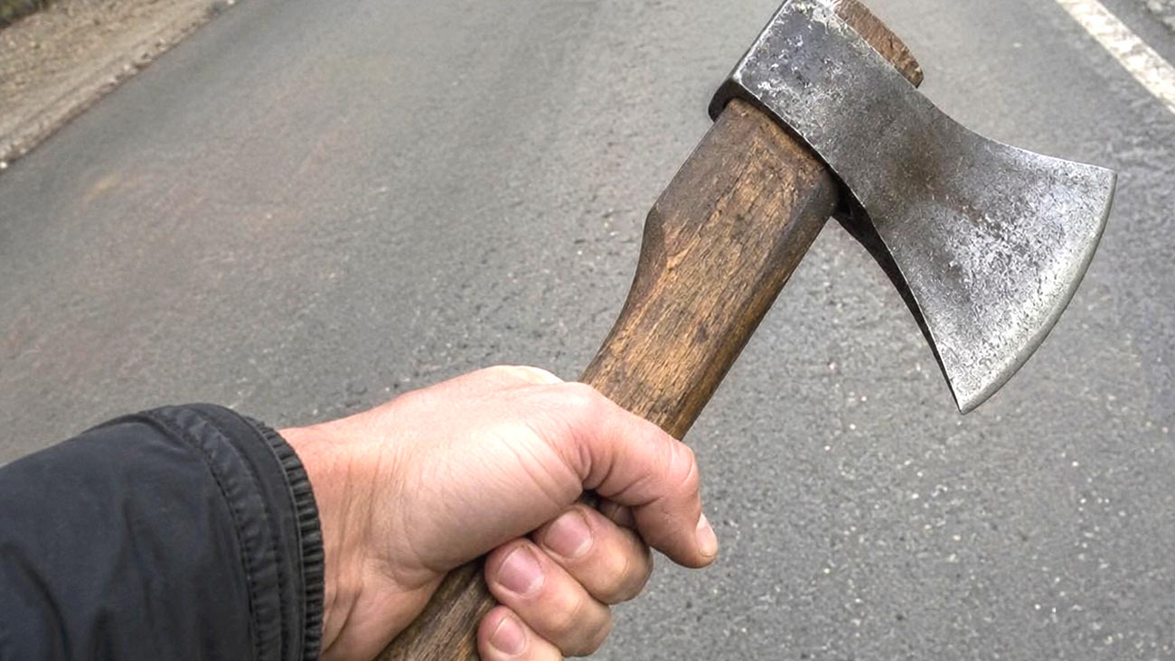 Trimis în judecată după ce și-a lovit vecinul cu toporul în cap