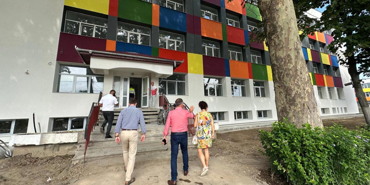 O grădiniță și o școală, schimbate din temelii