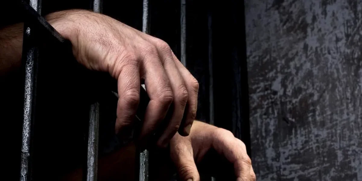 Scandalagiul de la Poliția Făurei rămâne în arest. A amenințat că dă foc la sediul poliției