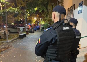 Tineri care incitau la violență și indivizi recalcitranți, liniștiți de forțele de ordine