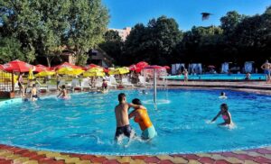 Ce pericole pentru sănătate ascunde apa din piscinele publice