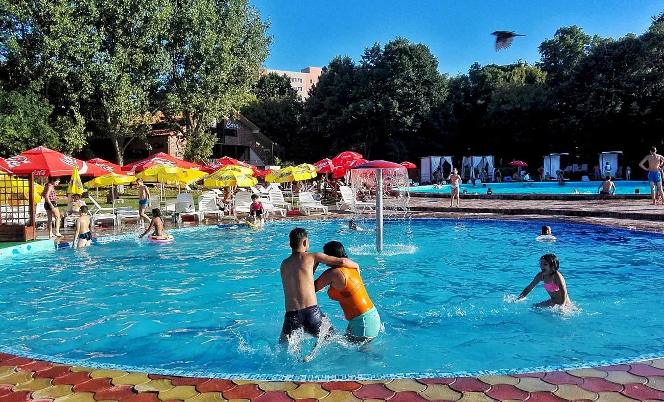 Ce pericole pentru sănătate ascunde apa din piscinele publice