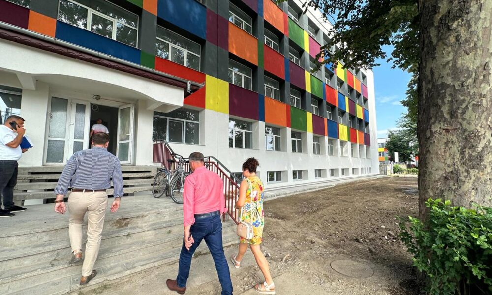 O grădiniță și o școală, schimbate din temelii