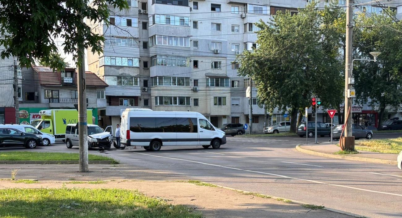 Tamponare pe Calea Călărașilor. Două autoturisme s-au ciocnit în intersecția cu strada Pietății