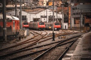 De ce faci de două ori mai mult cu trenul în România decât în Polonia
