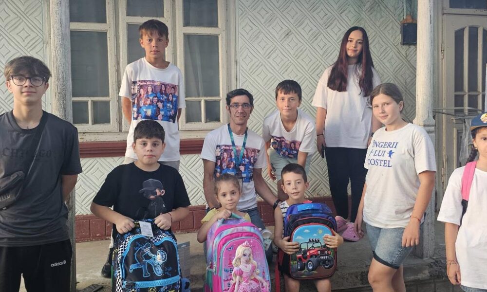 „Îngerii lui Costel” au distribuit peste 100 de ghiozdane cu rechizite