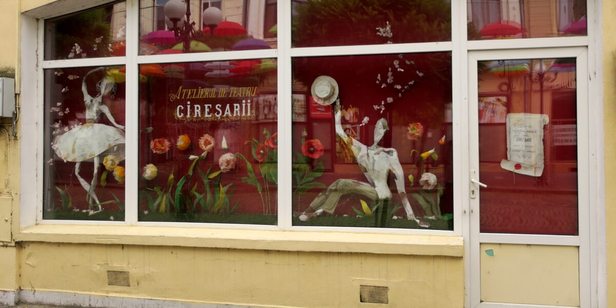 Pregătiți de mici pentru scena vieții. ”Cireșarii” joacă teatru