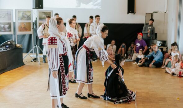 Opt elevi din Brăila au dus tradițiile românești pe scena internațională de la Wrocław