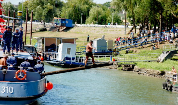 GALERIE FOTO ”Omul păianjen” de pe școndrul marinarilor brăileni