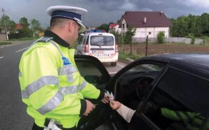 De beat ce era, un șofer abia putea să articuleze câteva cuvinte în fața polițiștilor